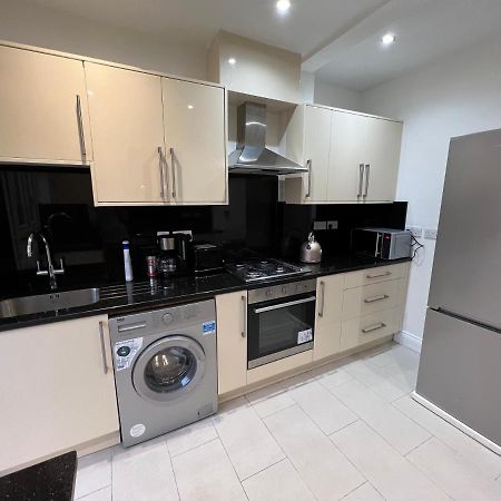 ホテル 4 Wharncliffe Drive Hanwell エクステリア 写真