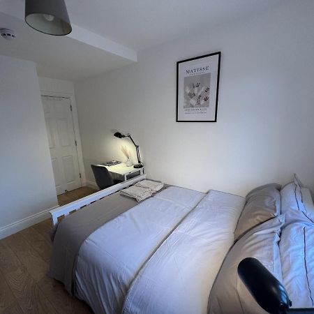 ホテル 4 Wharncliffe Drive Hanwell エクステリア 写真