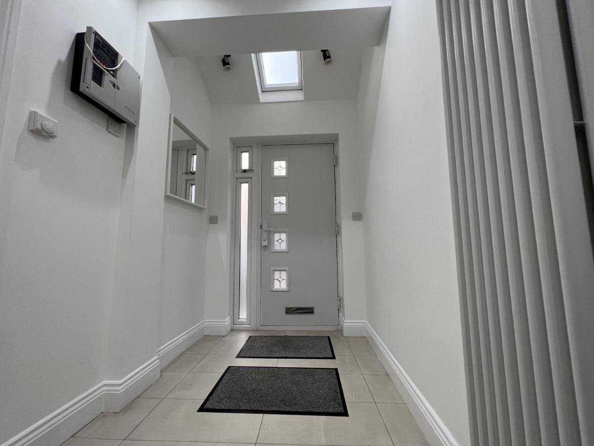 ホテル 4 Wharncliffe Drive Hanwell エクステリア 写真