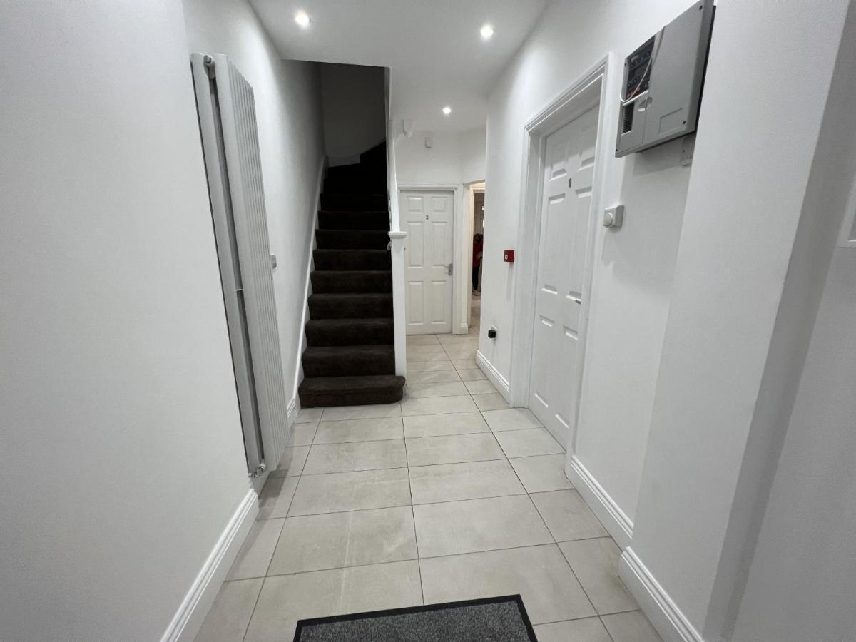 ホテル 4 Wharncliffe Drive Hanwell エクステリア 写真