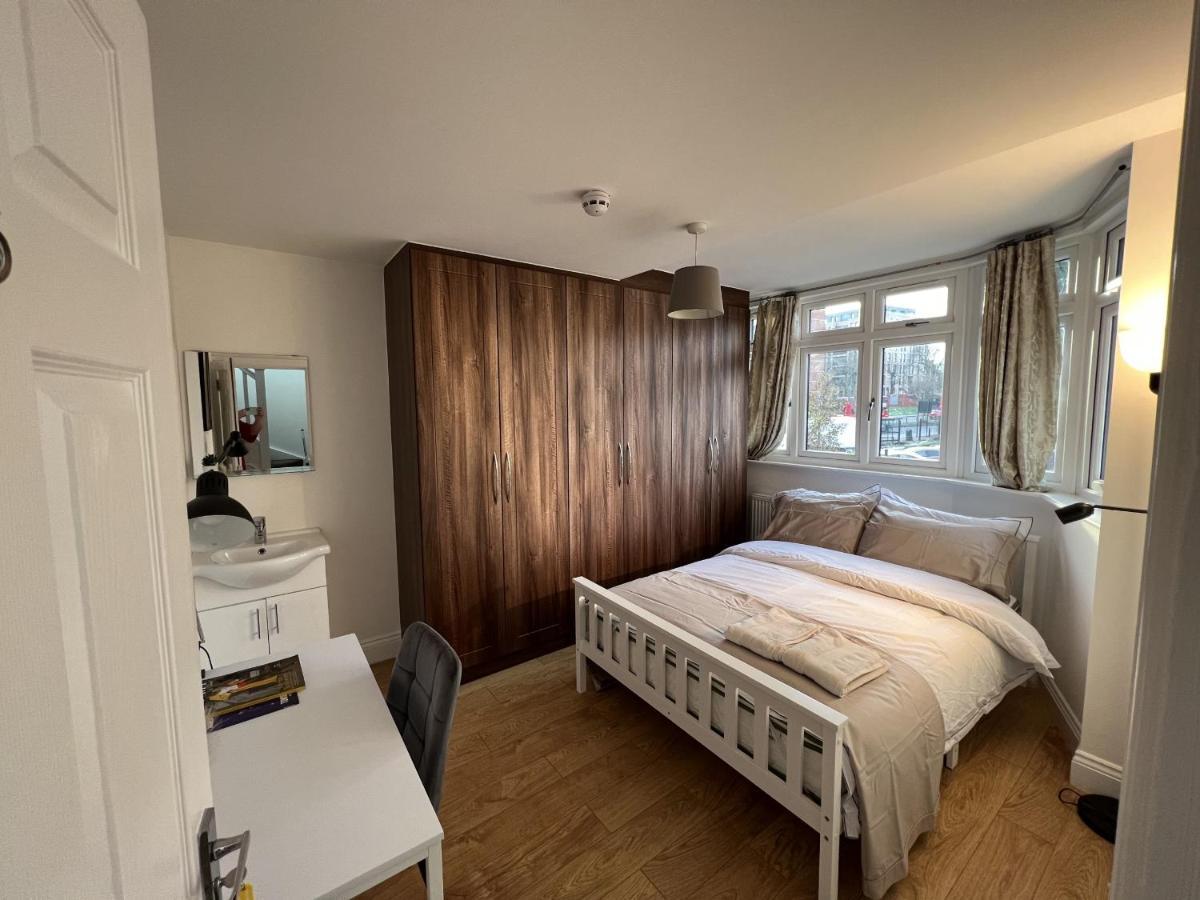 ホテル 4 Wharncliffe Drive Hanwell エクステリア 写真