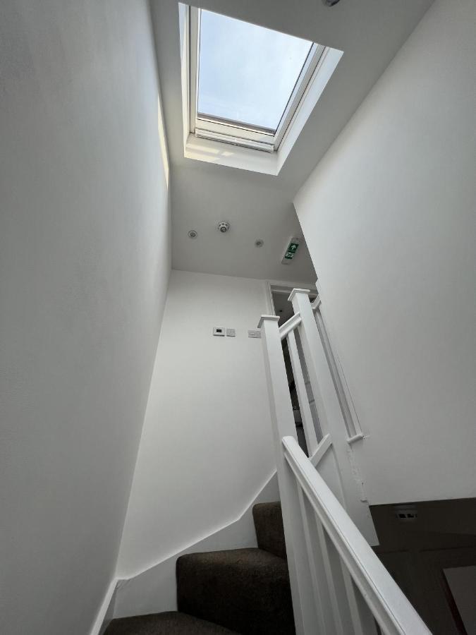 ホテル 4 Wharncliffe Drive Hanwell エクステリア 写真