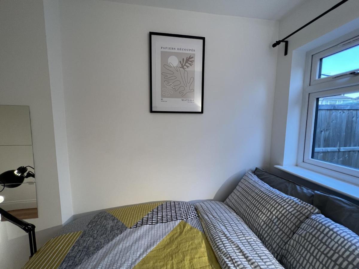ホテル 4 Wharncliffe Drive Hanwell エクステリア 写真