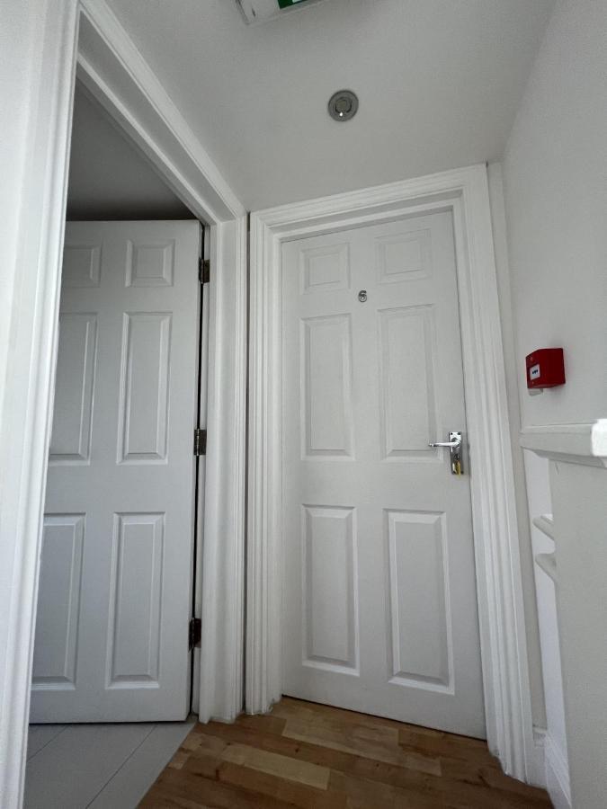 ホテル 4 Wharncliffe Drive Hanwell エクステリア 写真