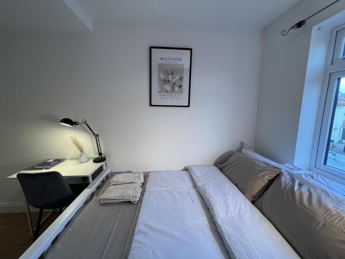 ホテル 4 Wharncliffe Drive Hanwell エクステリア 写真