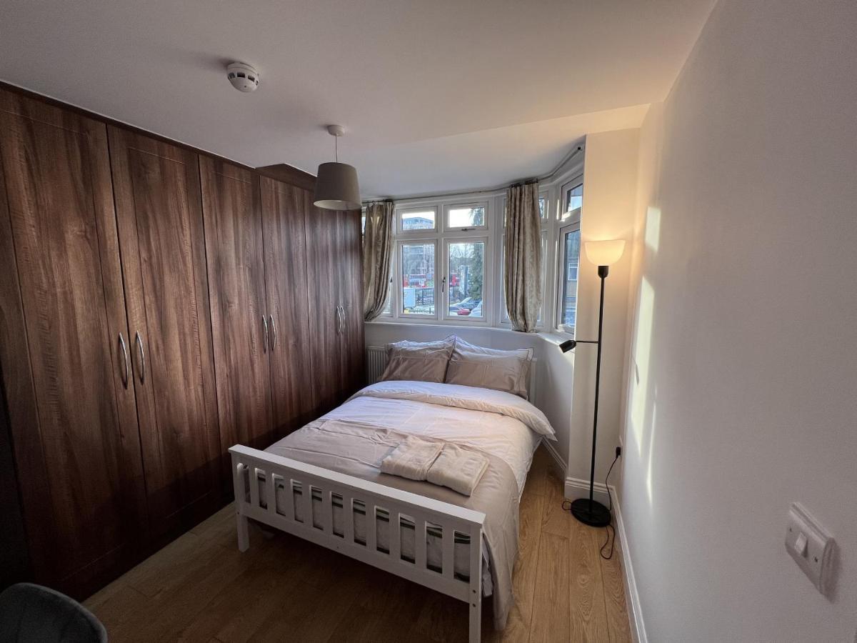 ホテル 4 Wharncliffe Drive Hanwell エクステリア 写真