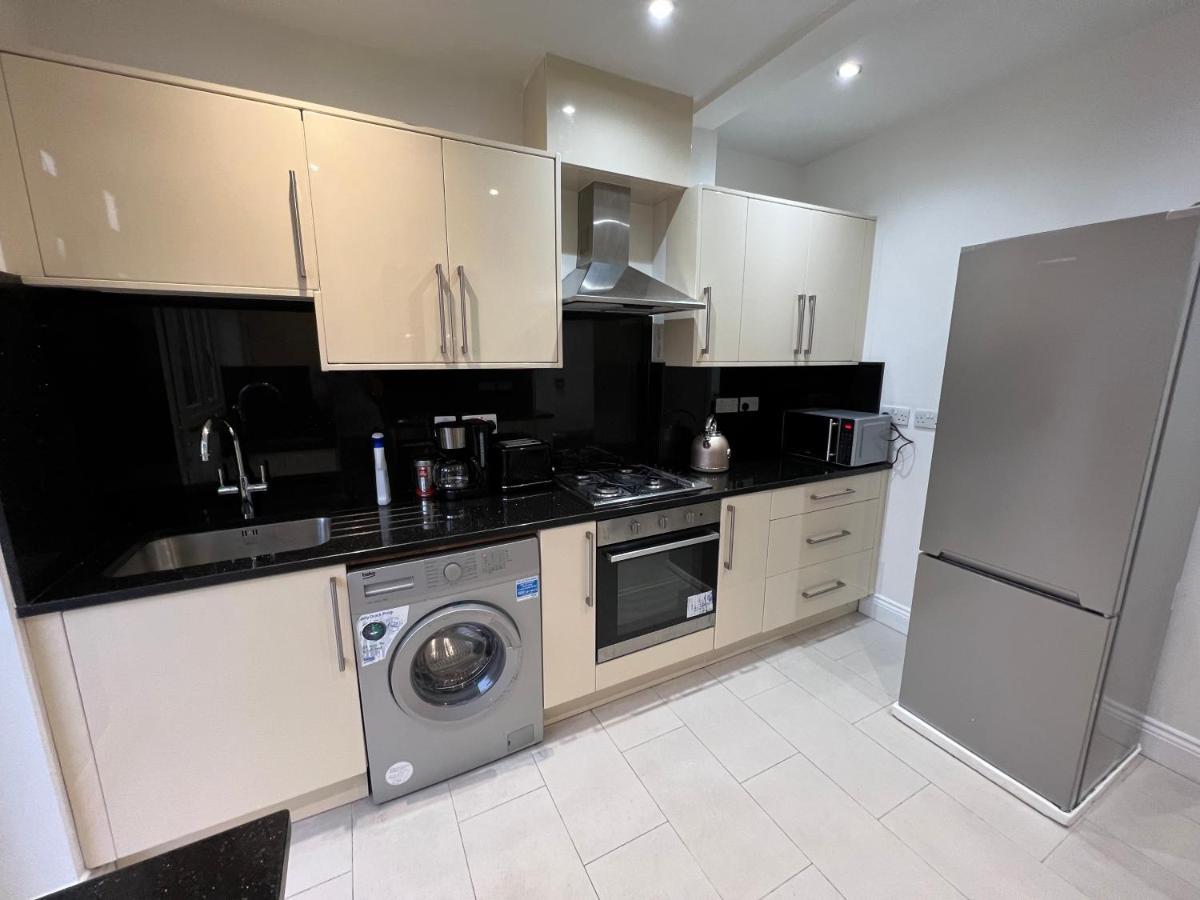 ホテル 4 Wharncliffe Drive Hanwell エクステリア 写真
