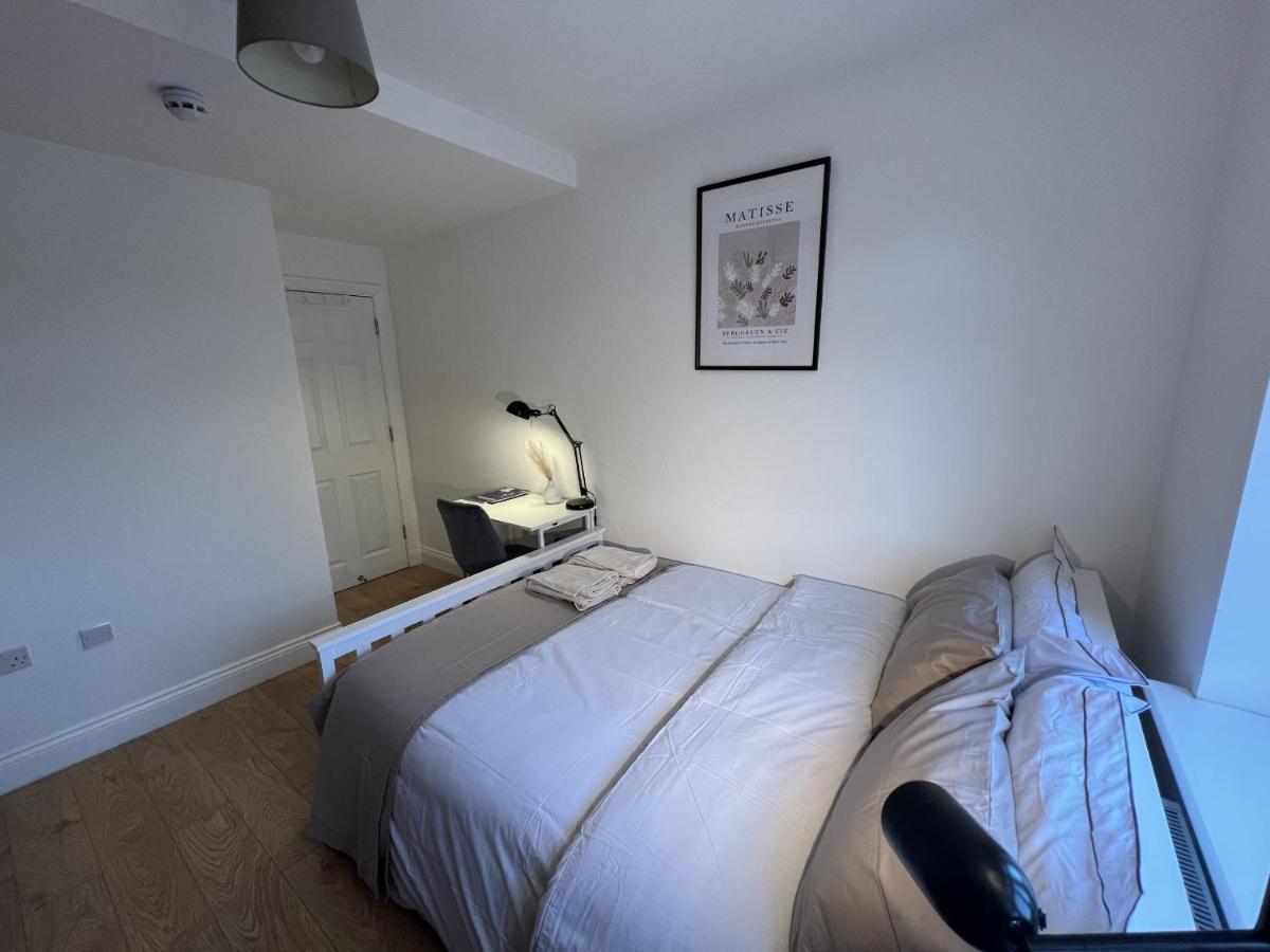 ホテル 4 Wharncliffe Drive Hanwell エクステリア 写真